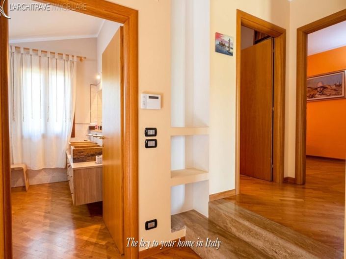 Image No.11-2 Bed House for sale