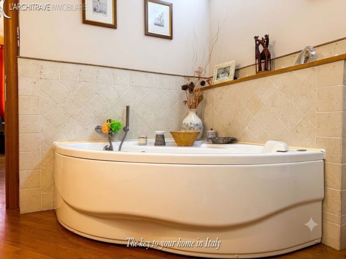 Image No.17-2 Bed House for sale