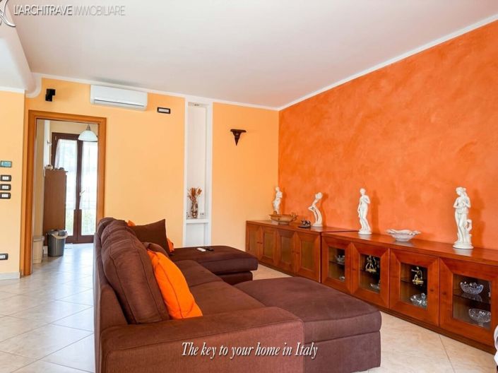 Image No.6-2 Bed House for sale