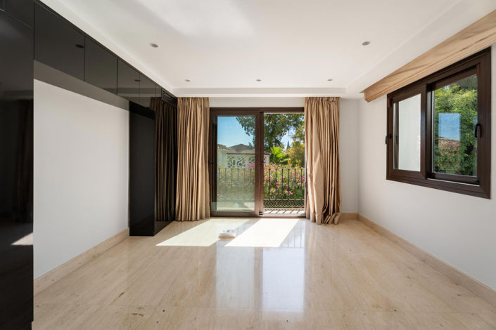 Image No.24-7 Bed Villa for sale