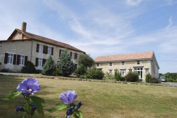 Image No.1-Propriété de pays de 21 chambres à vendre à Montguyon