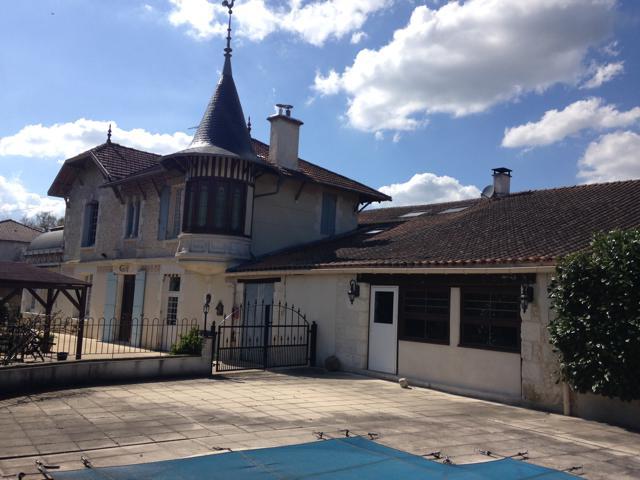 Image No.1-Châteaux de 11 chambres à vendre à Montguyon