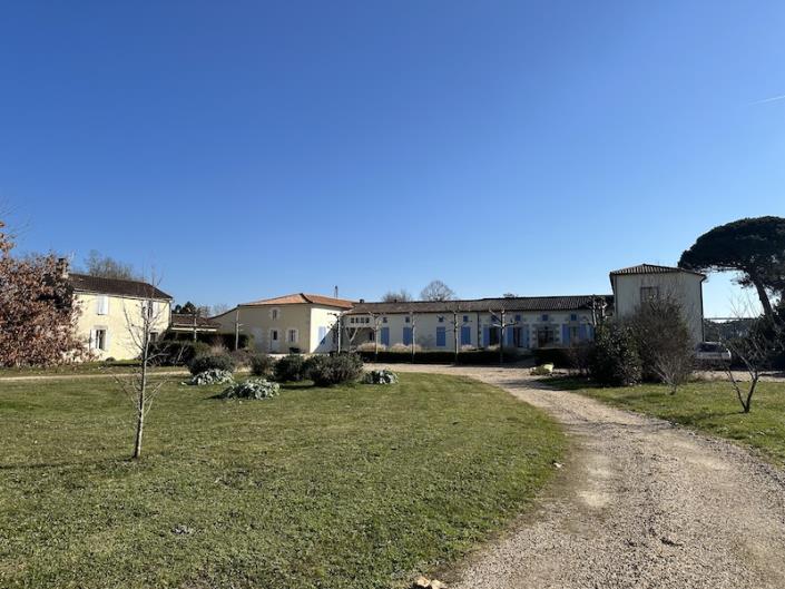 Image No.1-Propriété de pays de 11 chambres à vendre à Montguyon