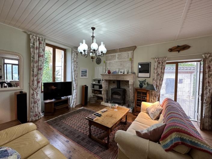 Image No.2-Maison de campagne de 5 chambres à vendre à Chalais