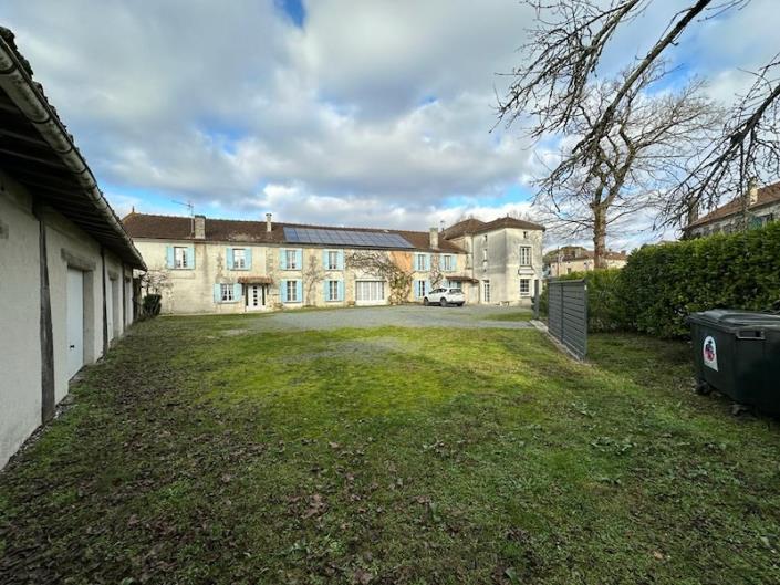 Image No.15-16 Bed Farmhouse for sale