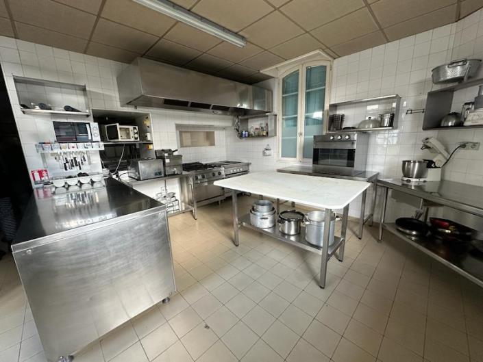 Image No.9-18 Bed Commercial for sale