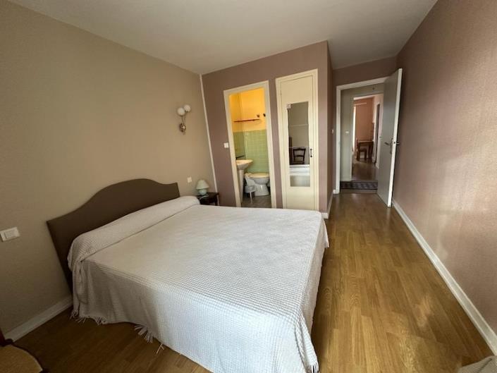 Image No.12-18 Bed Commercial for sale