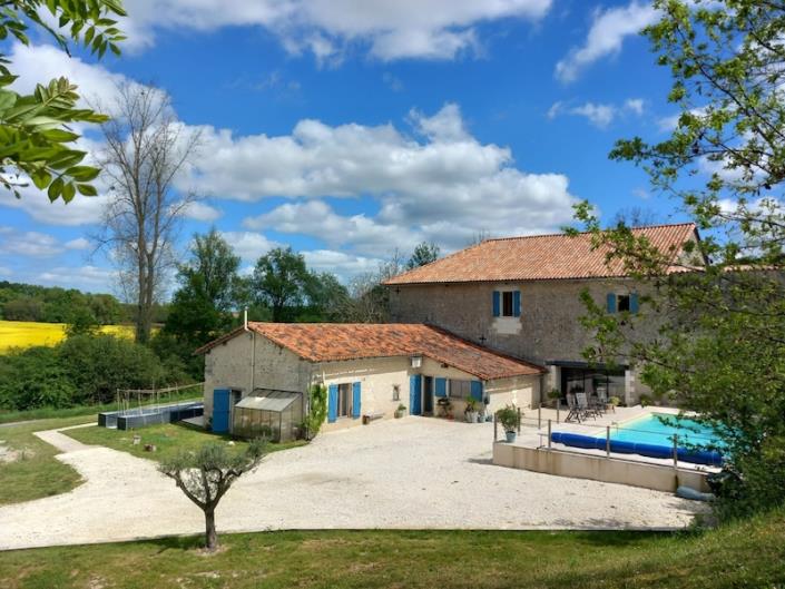 9 Bedrooms country house for sale in AubeterresurDronne House plus