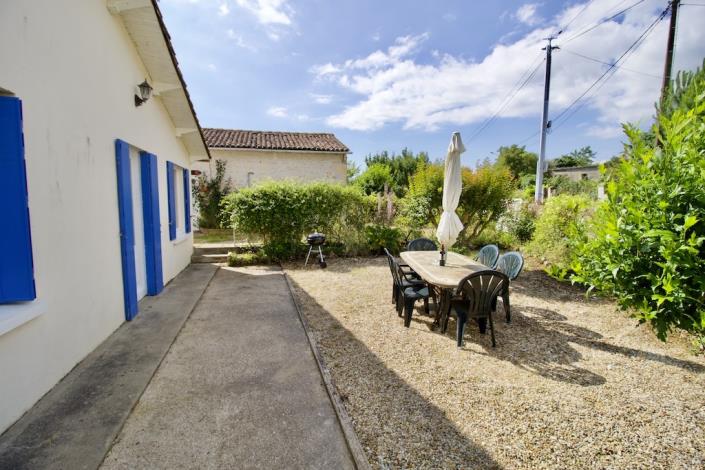 Image No.3-Maison de campagne de 15 chambres à vendre à Brie-sous-Mortagne