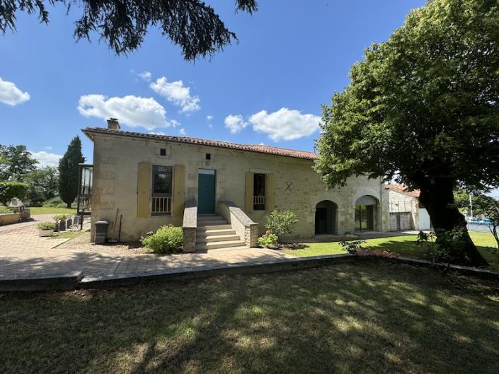 Image No.1-Maison de campagne de 4 chambres à vendre à Montmoreau-Saint-Cybard