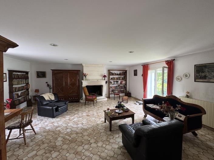 Image No.2-4 Bed House for sale