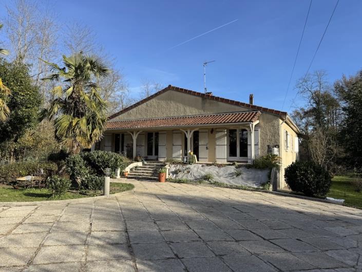 Image No.1-Propriété de pays de 6 chambres à vendre à Montguyon