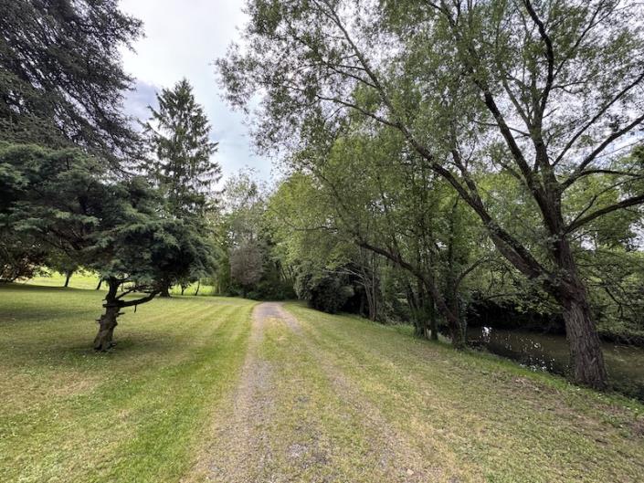 Image No.7-Maison de campagne de 4 chambres à vendre à Chalais