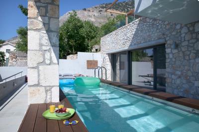 Exquistie_villa_with_pool_for_sale_in_Kefalonia--22-