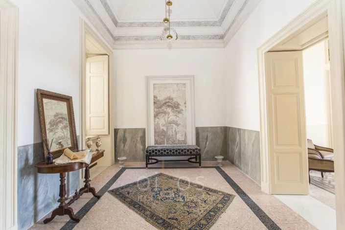 Image No.11-9 Bed Property for sale