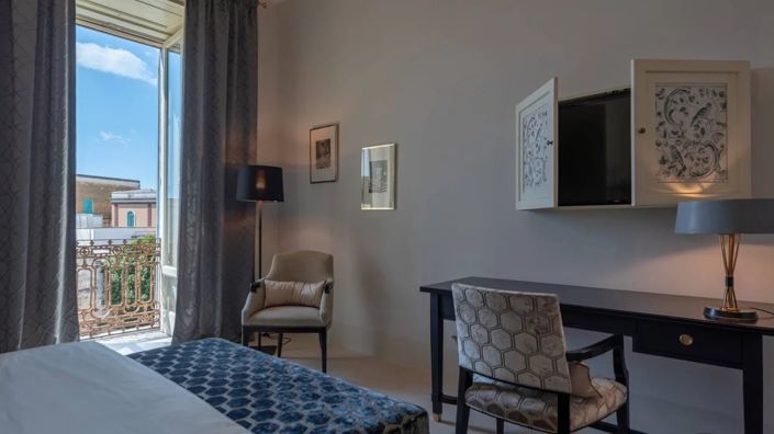 Image No.17-9 Bed Property for sale