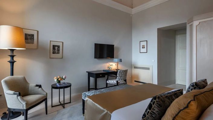 Image No.18-9 Bed Property for sale