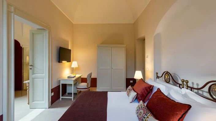 Image No.24-9 Bed Property for sale