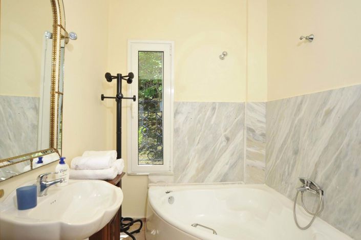 Image No.18-4 Bed House for sale
