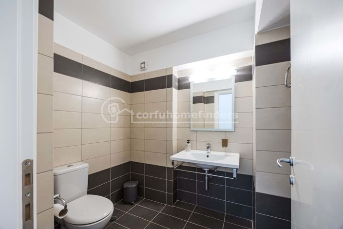 Image No.18-4 Bed House for sale
