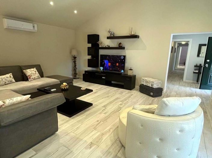 Image No.10-4 Bed House for sale