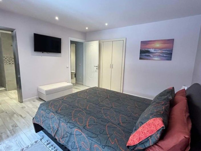 Image No.19-4 Bed House for sale