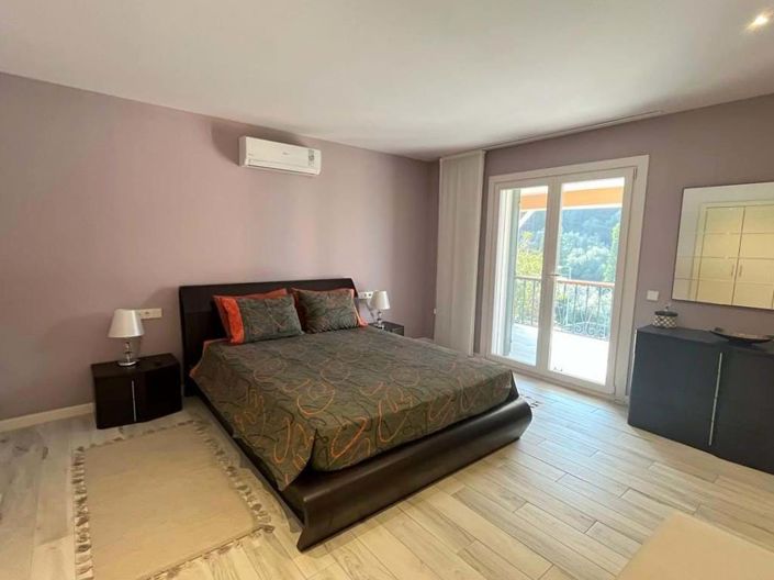 Image No.20-4 Bed House for sale