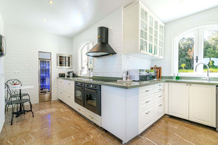 Image No.8-6 Bed House for sale