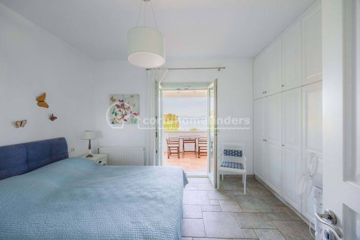 Image No.18-6 Bed House for sale