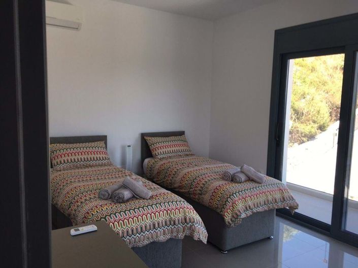 Image No.18-4 Bed House for sale