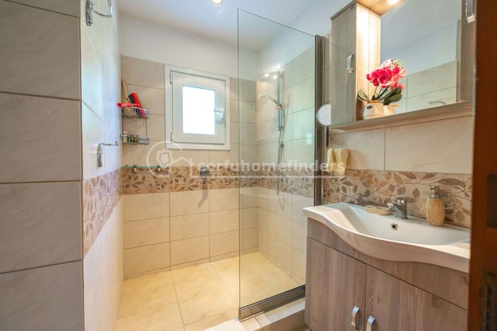 Image No.16-6 Bed House for sale