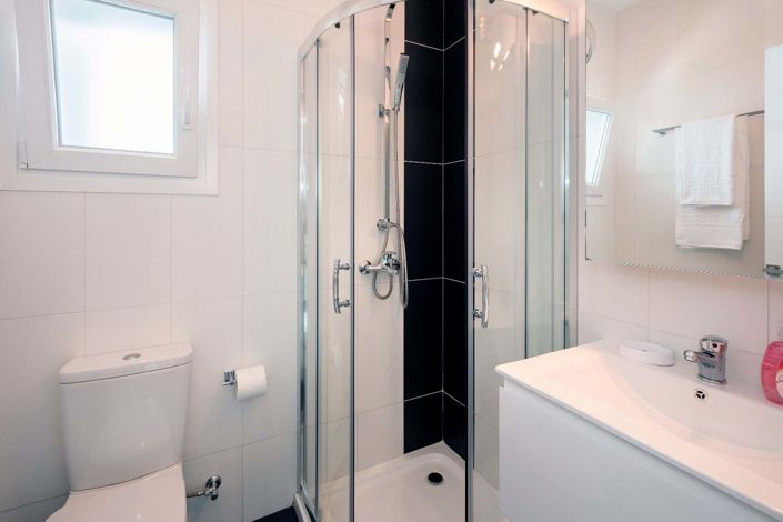 Image No.8-8 Bed House for sale