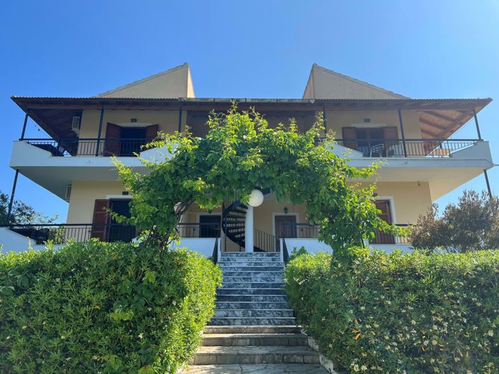Image No.1-8 Bed House for sale