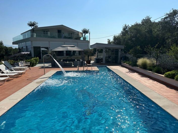 Image No.2-Maison de 9 chambres à vendre à Kassiopi