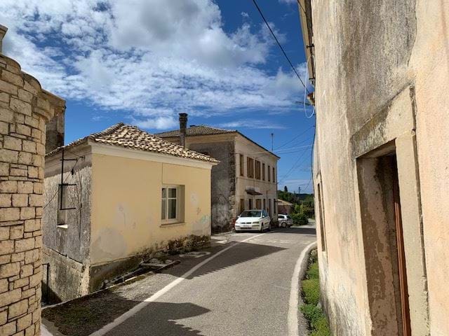 Image No.10-2 Bed Property for sale