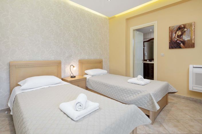 Image No.11-6 Bed House for sale