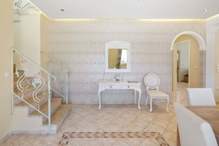 Image No.8-6 Bed House for sale