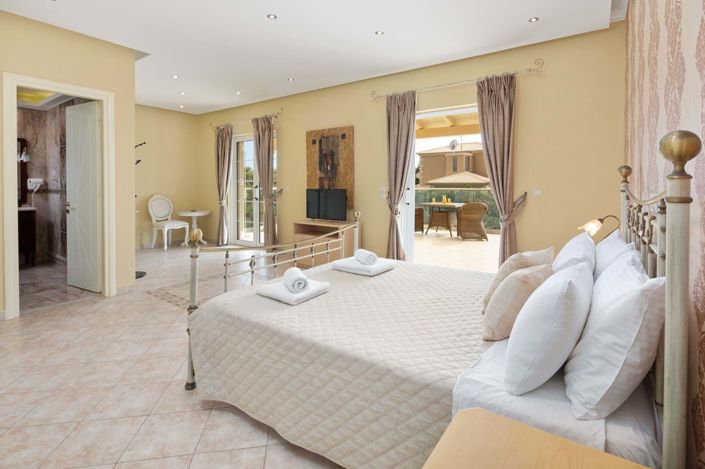 Image No.9-6 Bed House for sale