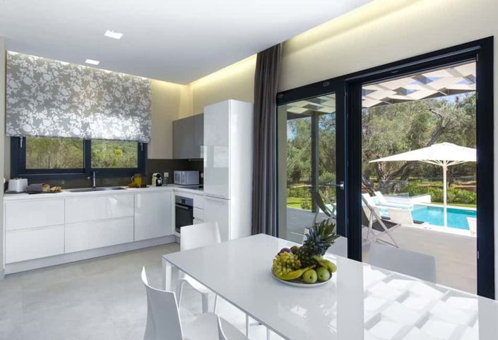 Image No.8-5 Bed House for sale