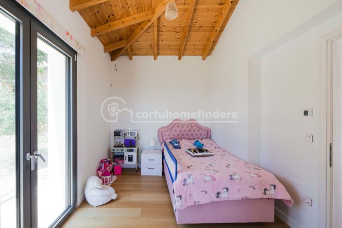Image No.16-4 Bed House for sale