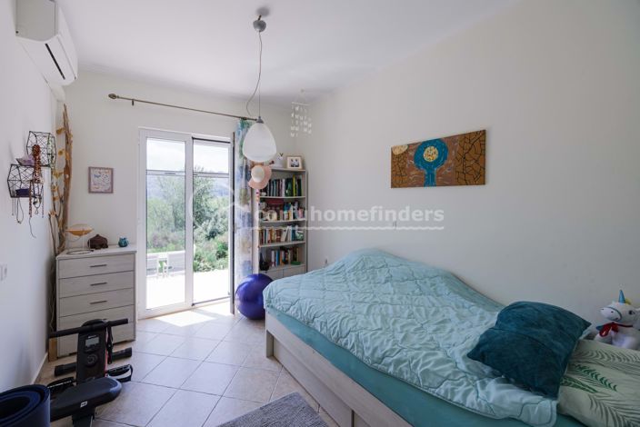 Image No.10-3 Bed House for sale