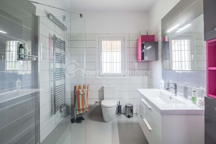 Image No.19-4 Bed House for sale