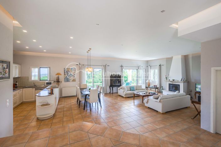 Image No.2-4 Bed House for sale