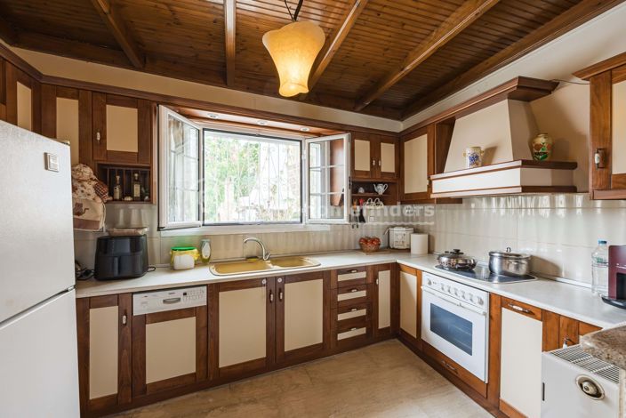 Image No.8-6 Bed House for sale