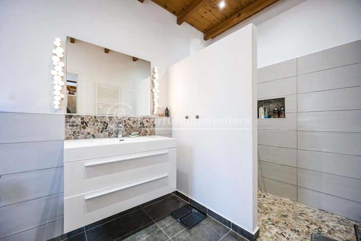 Image No.17-2 Bed House for sale