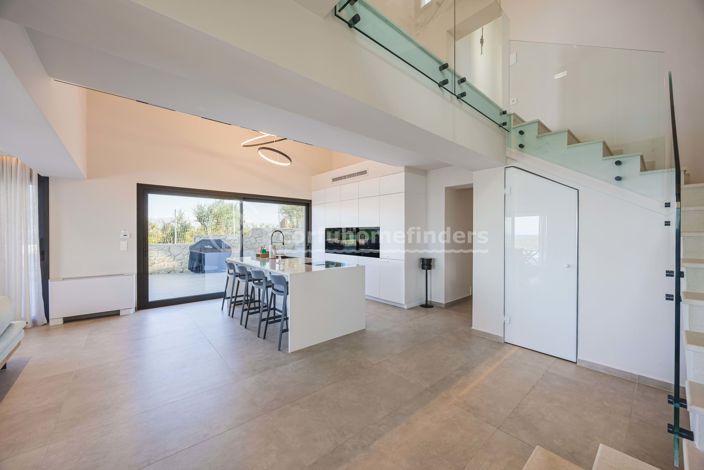 Image No.8-4 Bed House for sale