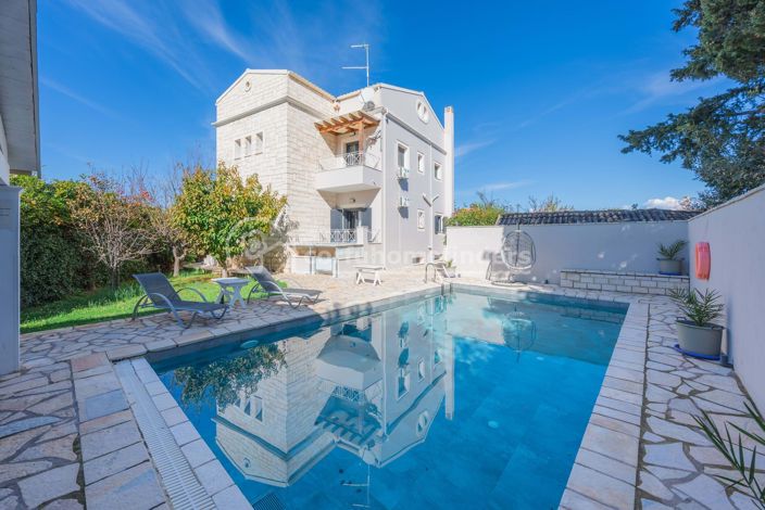 Image No.1-4 Bed House for sale