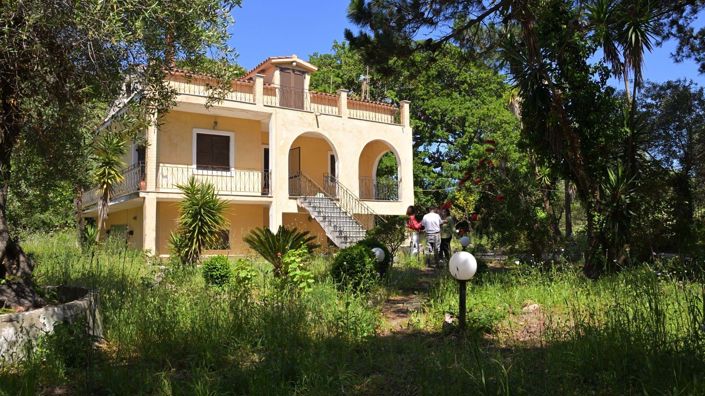 Image No.1-5 Bed House for sale