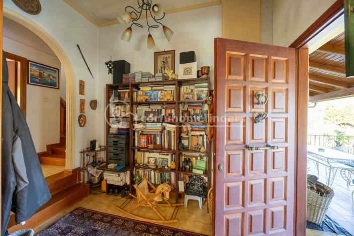 Image No.5-5 Bed House for sale