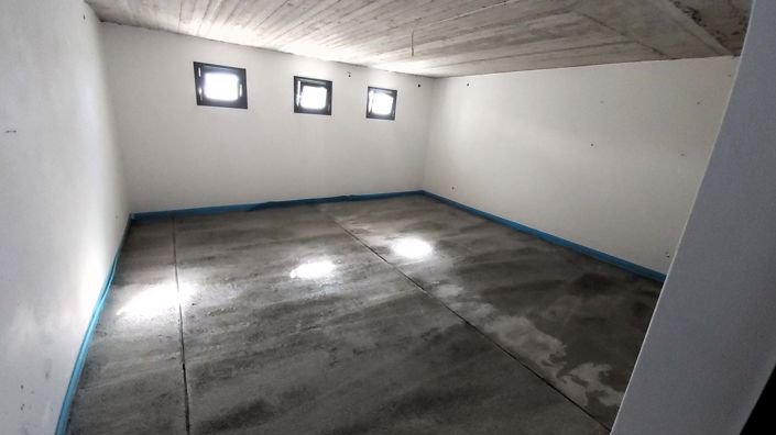 Image No.10-3 Bed House for sale